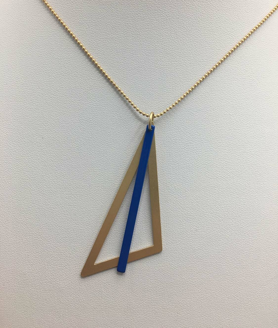 wolfkat ketting geometrics driehoek goud staafje blauw