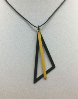 wolfkat kettingen geometrics driehoek zwart staafje geel