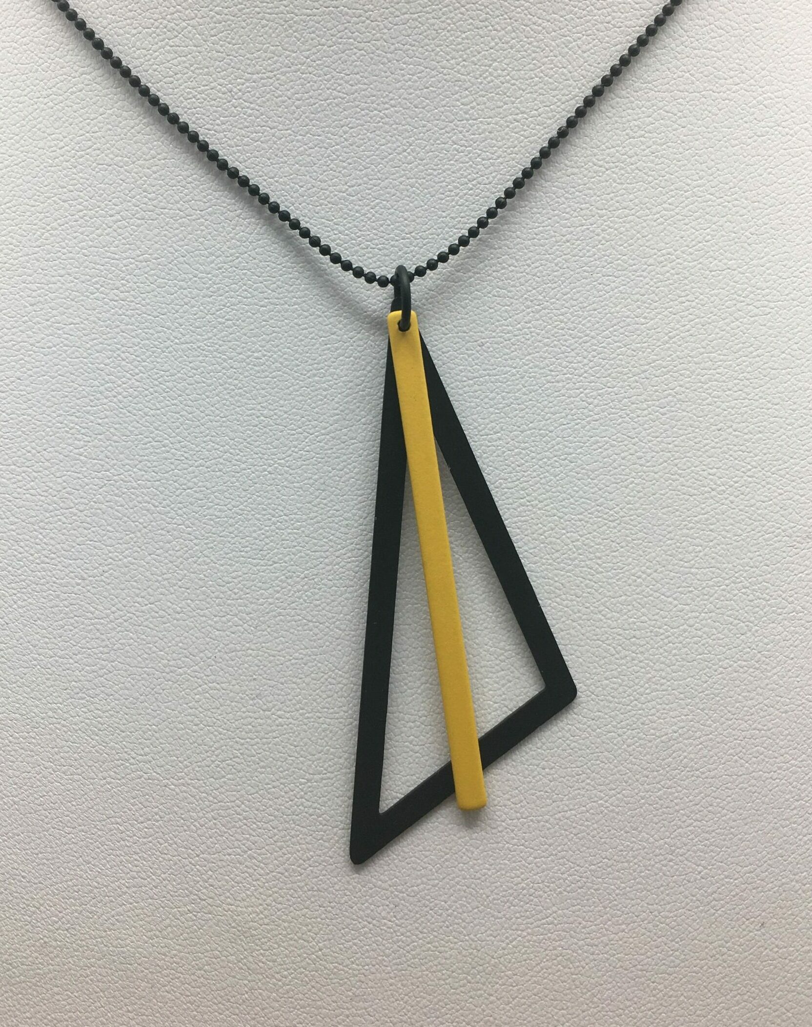 wolfkat kettingen geometrics driehoek zwart staafje geel