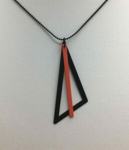 wolfkat kettingen geometrics driehoek zwart staafje rood