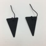 wolfkat oorbellen geometrics driehoeken frosted zwart
