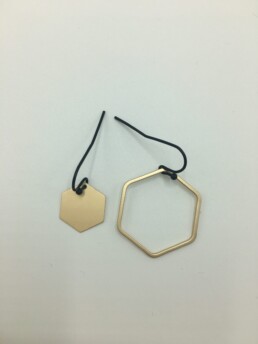 wolfkat oorbellen geometrics zeshoeken asymmetrisch goud