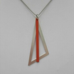wolfkat kettingen geometrics driehoek met staafje driehoek zilver staafje rood